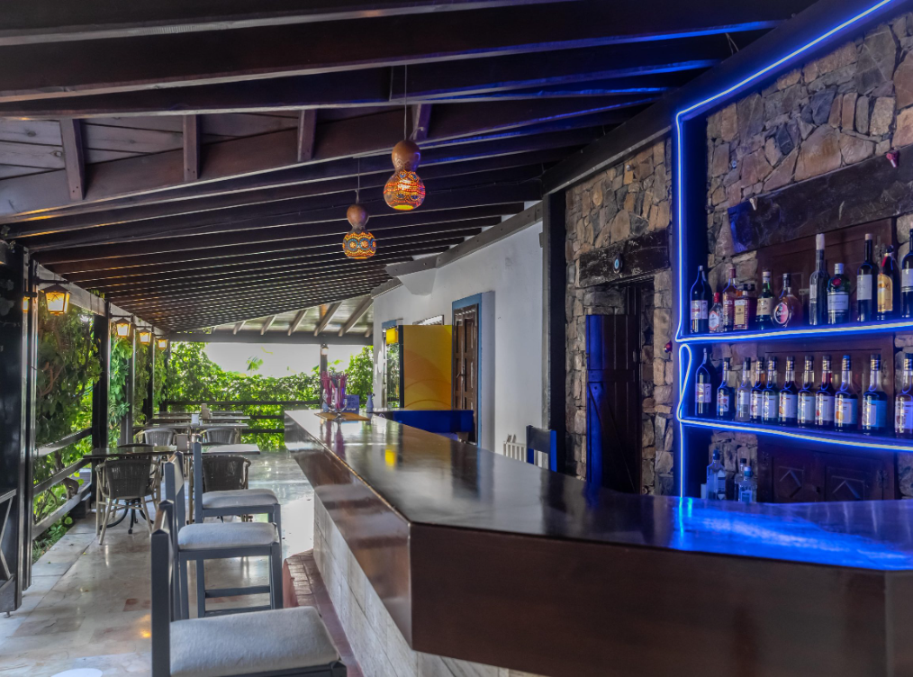 Restaurant & Bar